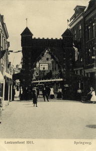221841 Afbeelding van de straatversiering in de vorm van een stadspoort, op de Springweg te Utrecht, onderdeel van de ...